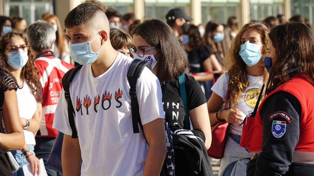 Olasz diákok egy torinói iskola előtt maszkban