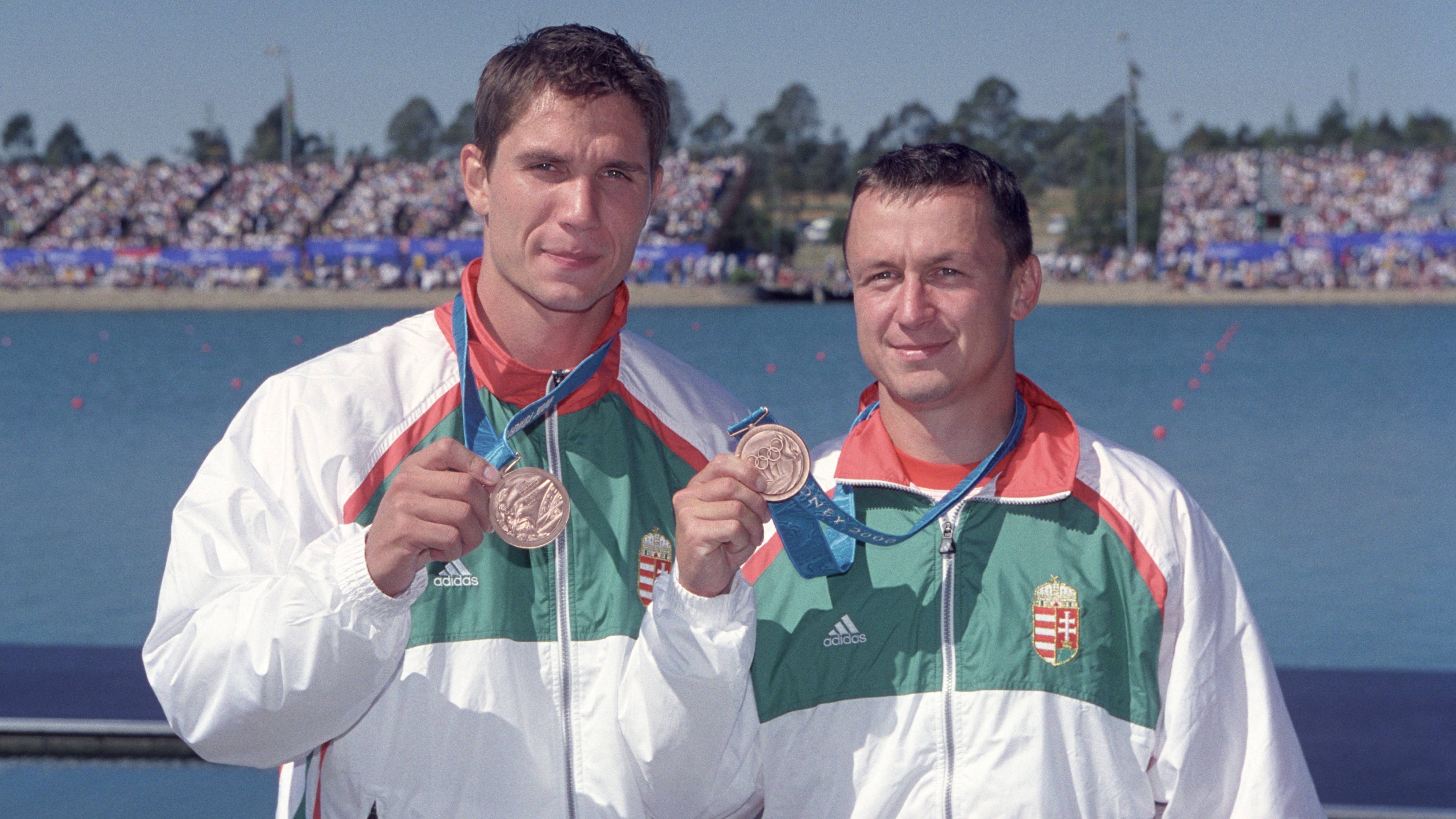 Sydney, 2000. szeptember 30.Veréb Krisztián (b) és Bártfai Krisztián, a férfi kajak párosok 1000 méteres távjának harmadik helyezettjei mutatják bronzérmüket az eredményhirdetésen a XXVII. nyári olimpián.MTI Fotó: Földi Imre