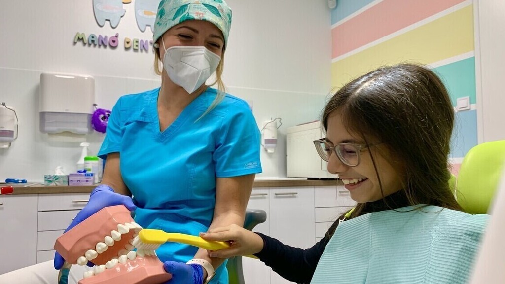Bazsó Fanni dentalhigiénikus mutatja a helyes fogmosást (Fotó: Manó Dental)