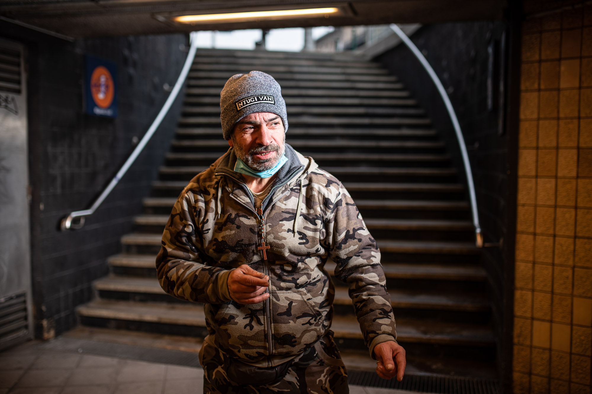 Hajléktalan ember portréja Budapesten