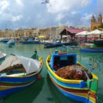 Malta: Gozo - kikötő színes csónakokkal