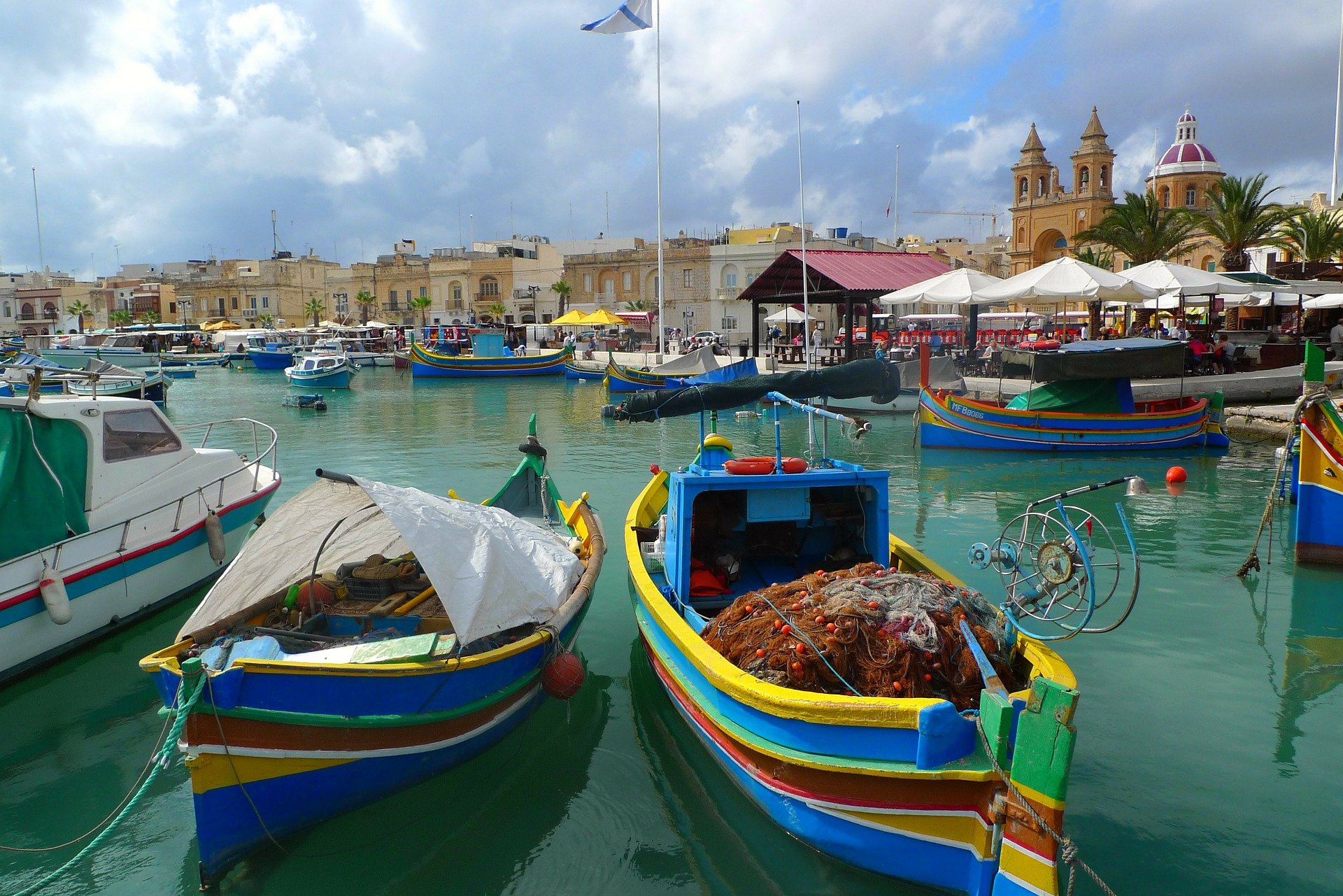 Malta: Gozo - kikötő színes csónakokkal