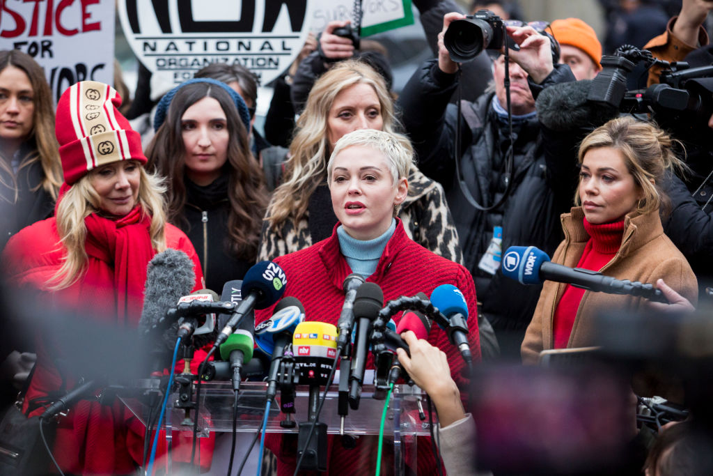 Rose McGowan beszédet tart a New York-i bíróság előtt, ahova Harvey Weinsteint zaklatási ügyei miatt beidézték