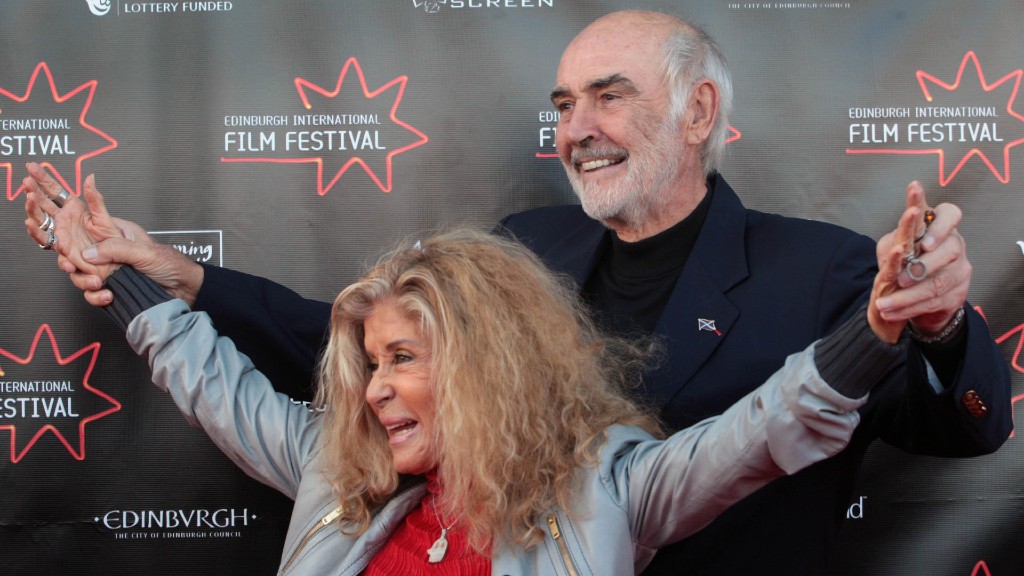 Sean Connery és Micheline Roqueburne 2009-ben az Edinburgh-i Filmfesztiválon (fotó: David Cheskin - PA Images/PA Images via Getty Images)