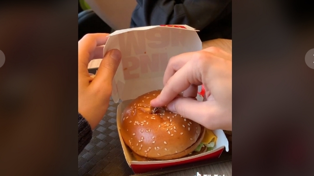 Big Mac-be dugta az eljegyzési gyűrűt