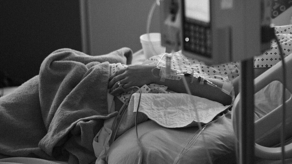 Folyósokon kötik oxigénpalackokra a koronavírusos betegeket egy bukaresti kórházban