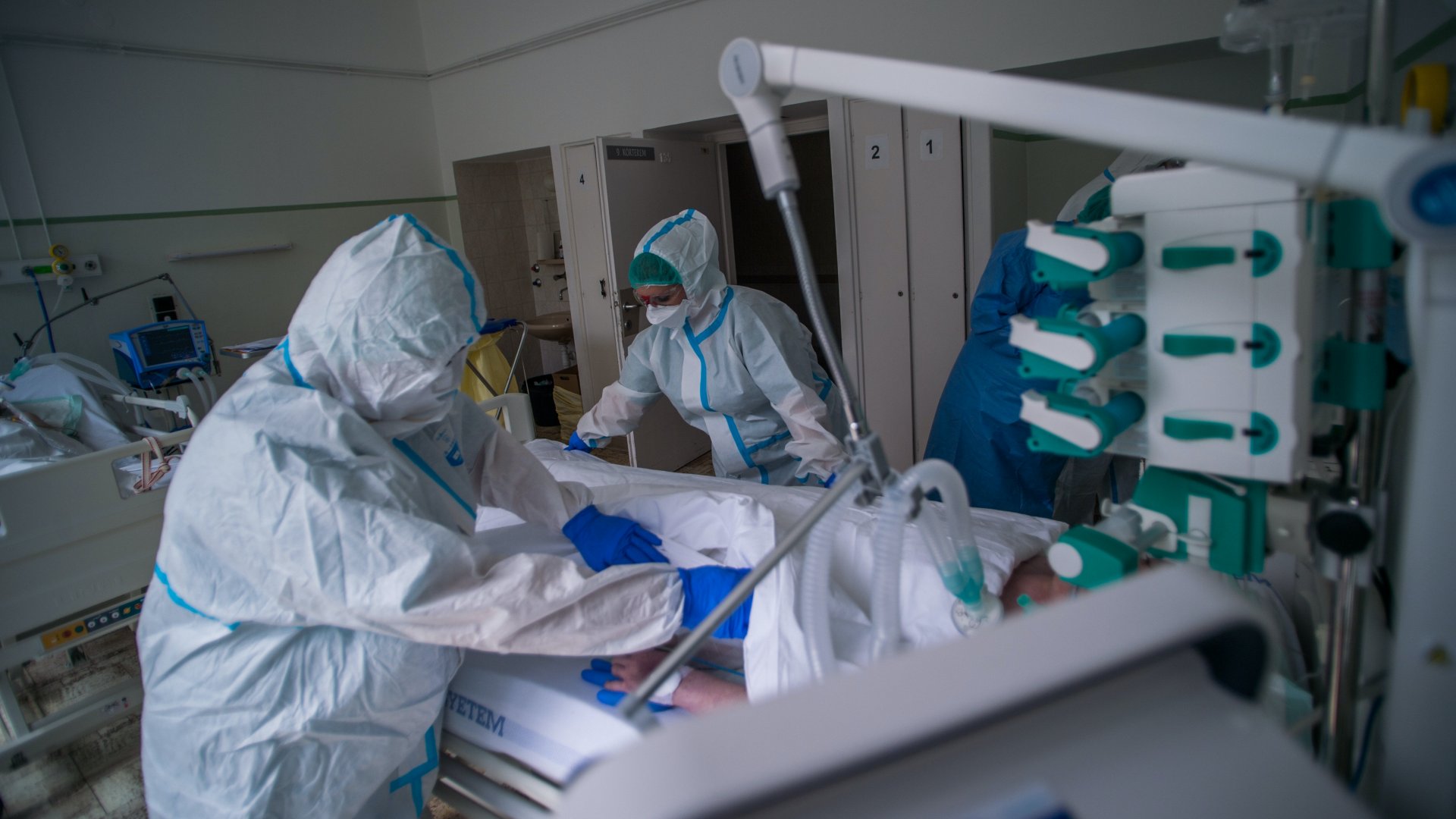 Koronavírusos beteget ápolnak a kórházban