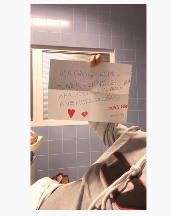 Majka a gyerekeitől kapott levelet mutatja a kórházban