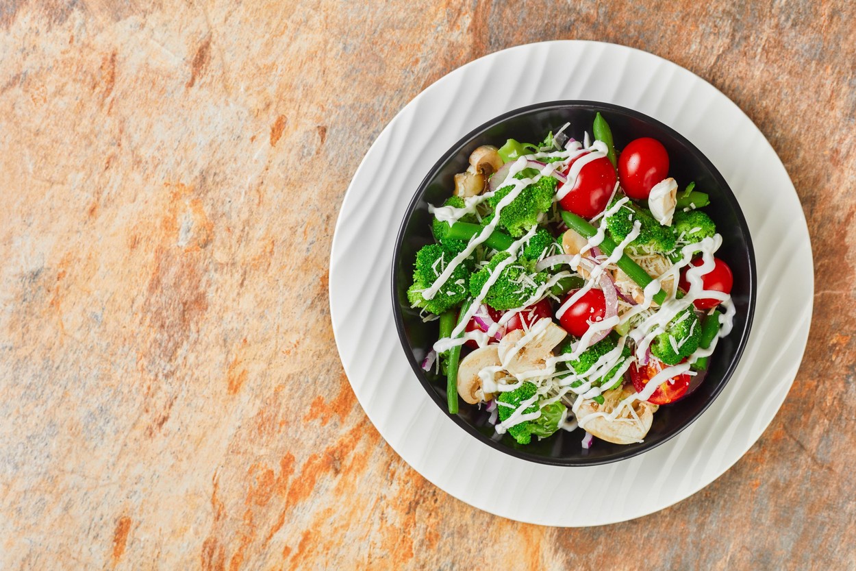 Nem kell, hogy tocsogjon a salátánk az öntetben! (Fotó: Profimedia)