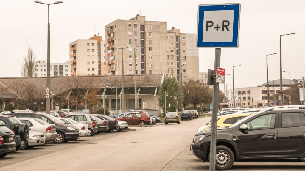 Személygépkocsik parkolnak egy P+R parkolóban a XXI. kerületben, Csepelen, a Kossuth Lajos utca és Baross utca által határolt területen, a csepeli HÉV végállomásánál.