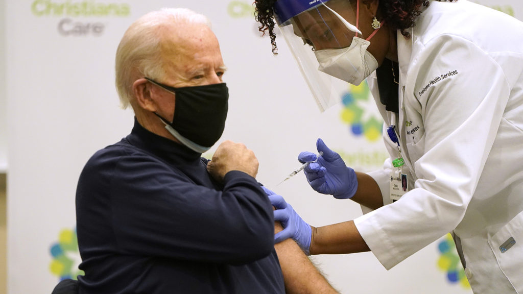 Joe Biden élő adásban kapta meg a koronavírus-vakcinát