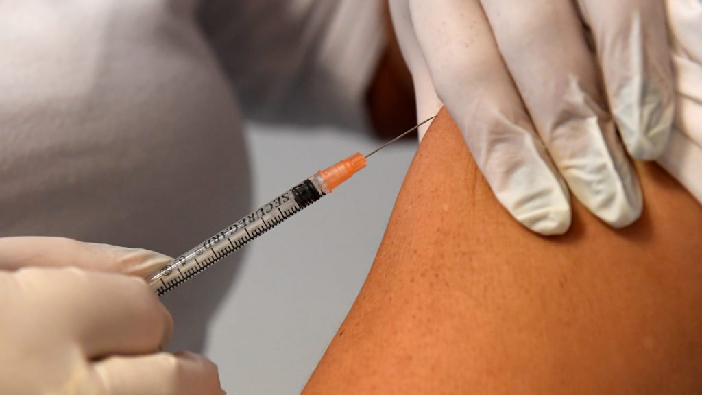 Influenza elleni védőoltást ad be egy egészségügyi dolgozó egy XV. kerületi orvosi rendelőben 2020. január 9-én. 