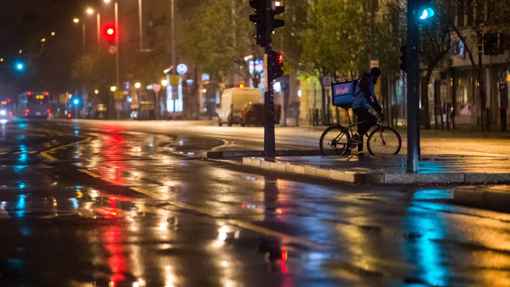 Biciklis futár Budapesten, a Deák téren. 