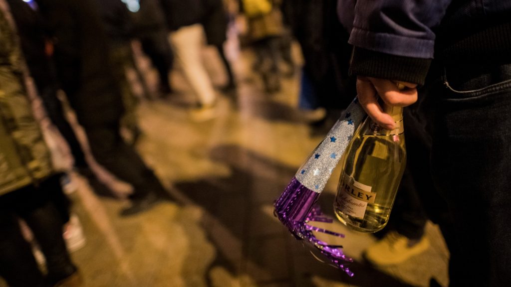 Szilveszterezők a pécsi Széchenyi téren 2019. december 31-én este.