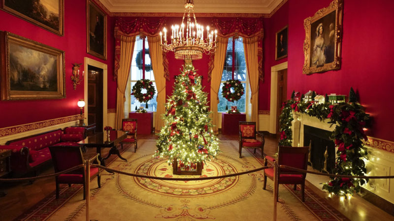 A Vörös szoba karácsonyi dekorációja - Fotó: MTI/AP/AP/Patrick Semansky