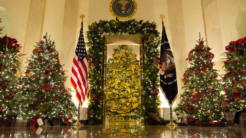 Karácsonyi díszben a Kék szoba - Fotó: MTI/AP/AP/Patrick Semansky
