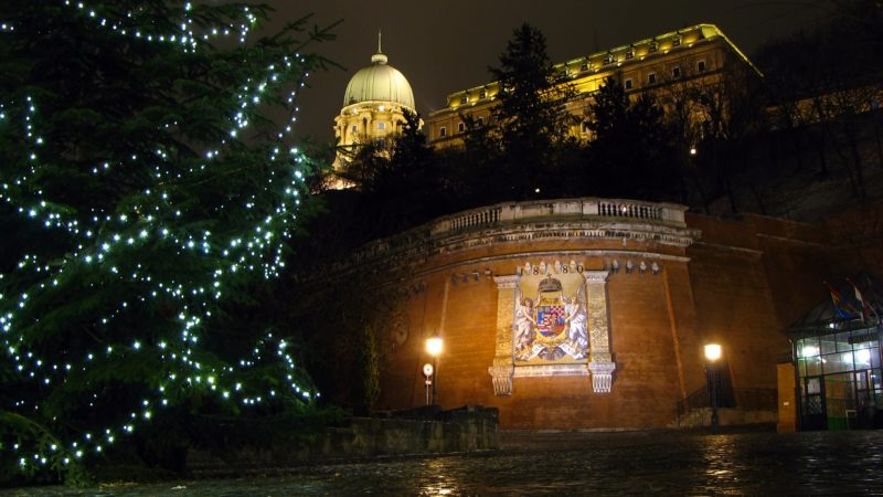 Karácsonyi fények a budai vár lábánál 