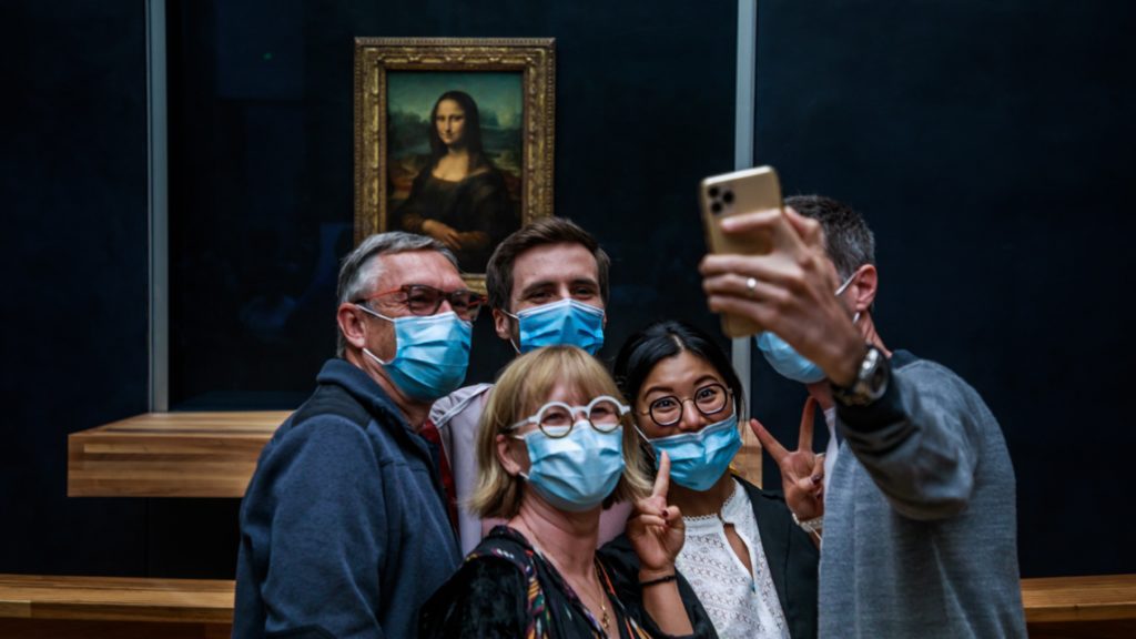 Látogatók szelfit készítenek Leonardo da Vinci Mona Lisa címû festményével a párizsi Louvre múzeumban