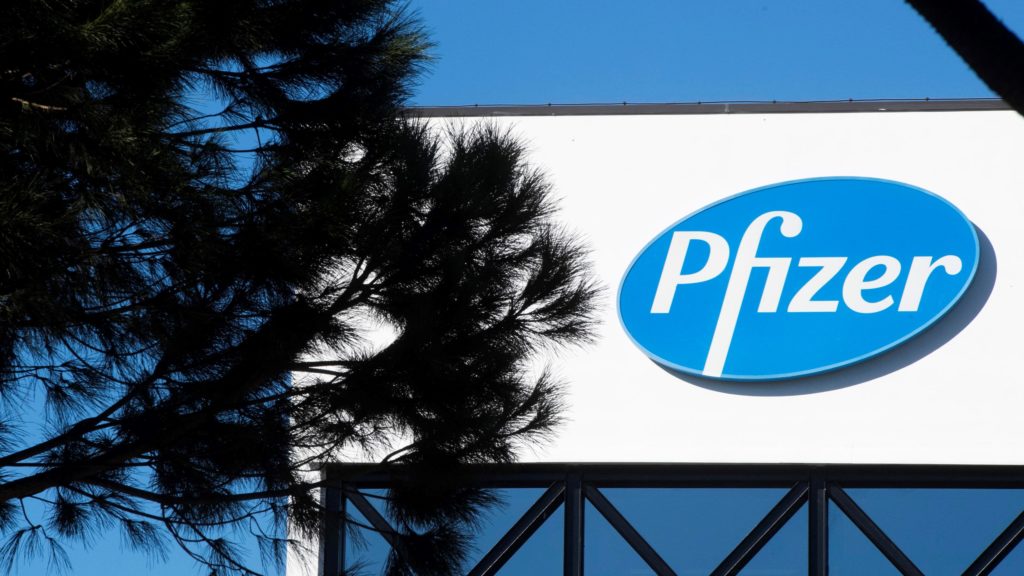 A Pfizer logója az amerikai gyógyszergyártó cég Róma Labaro városrészében lévõ székházán 2020. november 18-án. 
