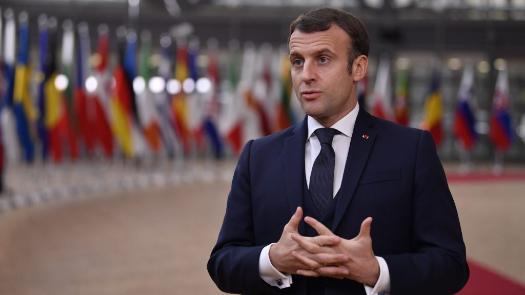 Emmanuel Macron francia elnök az Európai Unió állam- és kormányfõinek kétnapos csúcsértekezletére érkezik Brüsszelben 2020. december 10-én.