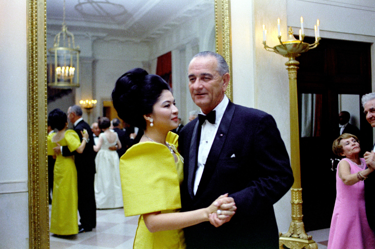 Imelda Marcos Lyndon B. Johnson amerikai elnökkel táncol (fotó: Wikipedia)