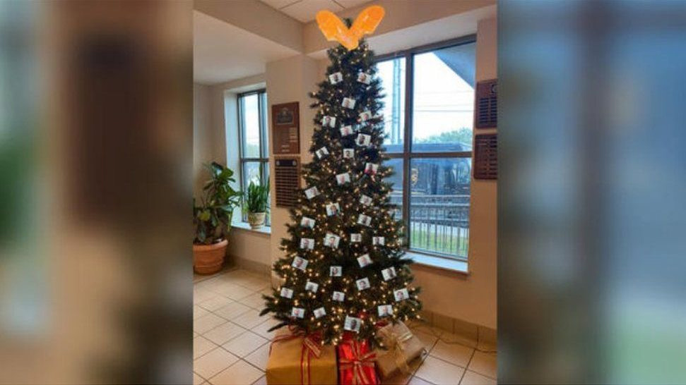 Botrányt okozott a bűnözőkkel díszített karácsonyfa