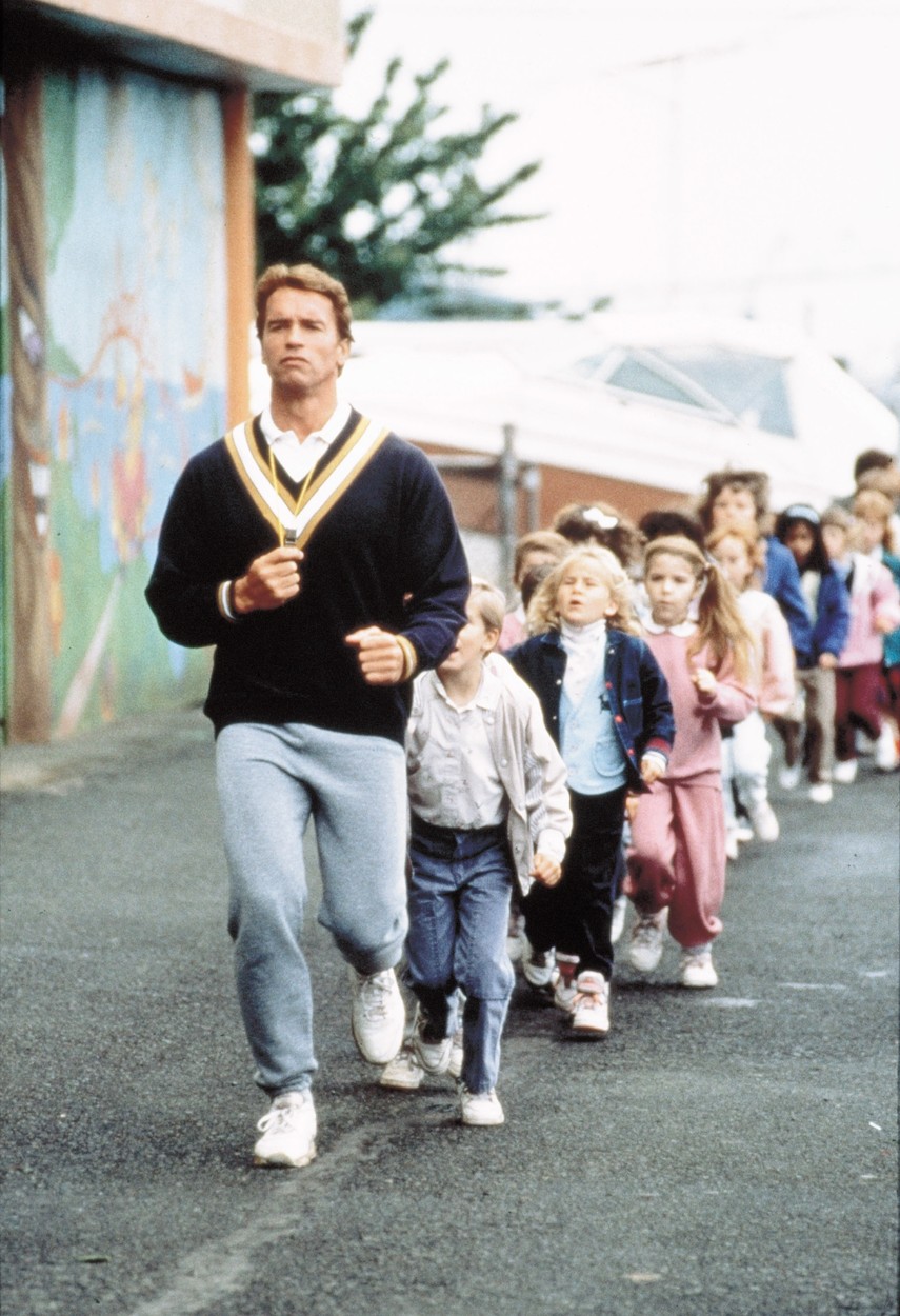 Schwarzenegger megtornáztatja a gyerkőcöket (fotó: Profimédia)