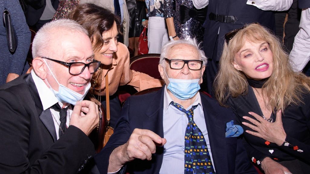 Pierre Cardin barátai körében egy szeptemberi évfordulós ünnepségen (fotó: Profimédia)