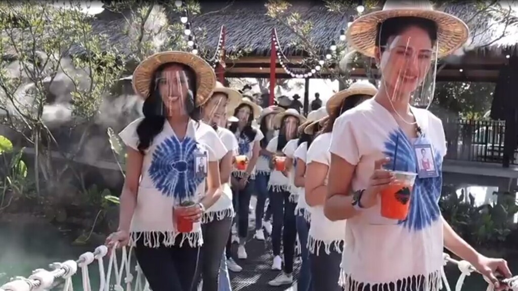Leszakadt a függőhíd a szépségkirálynő-jelöltek alatt Thaiföldön - videó