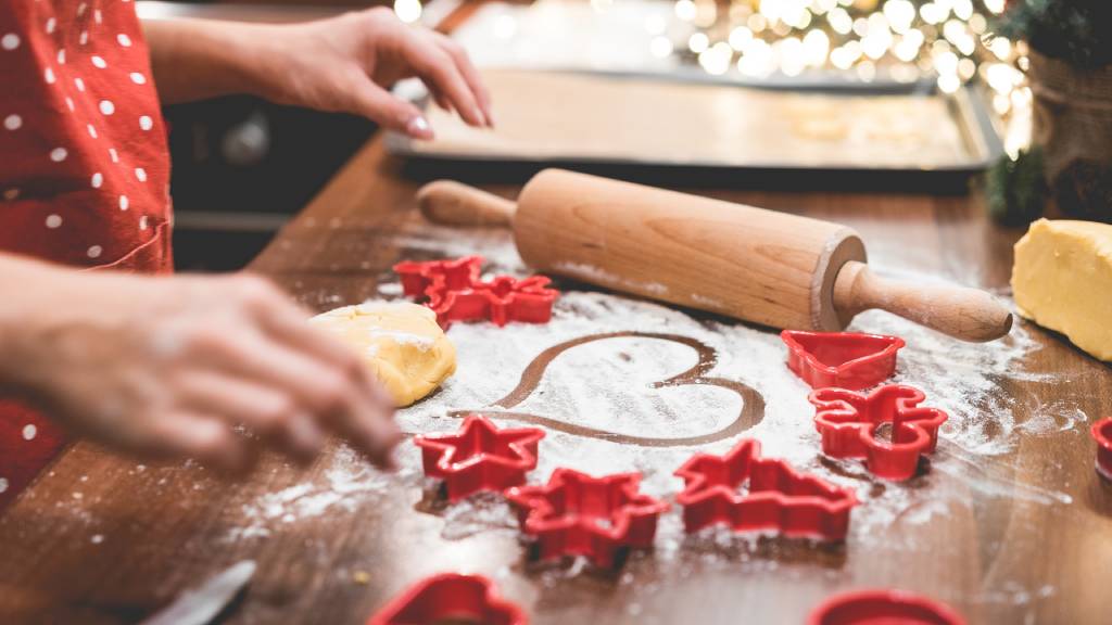 karácsonyi sütemény készítés piros kötényes nő