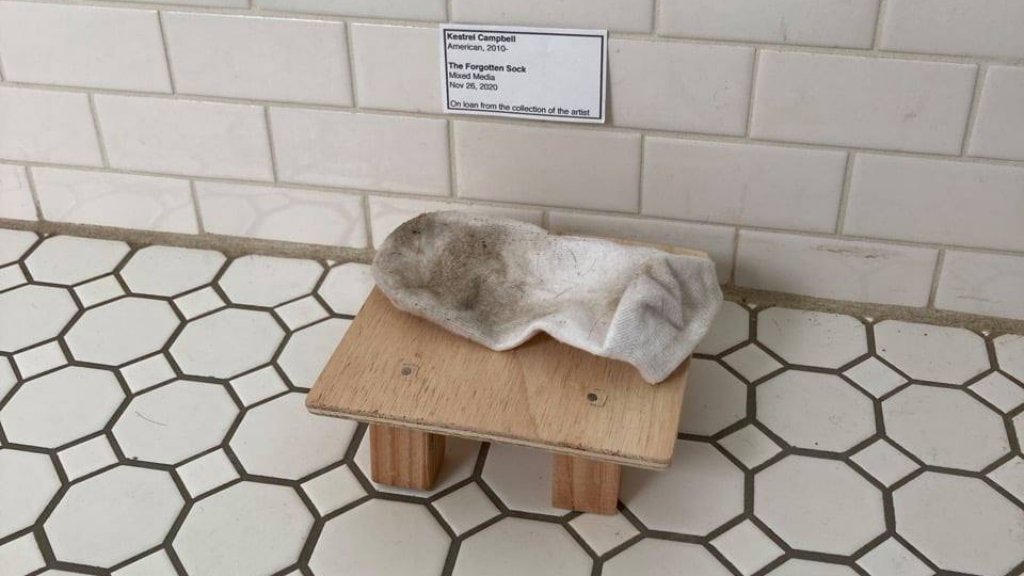 Művészeti kiállítást csinált a lánya fürdőszobában hagyott koszos zoknijából