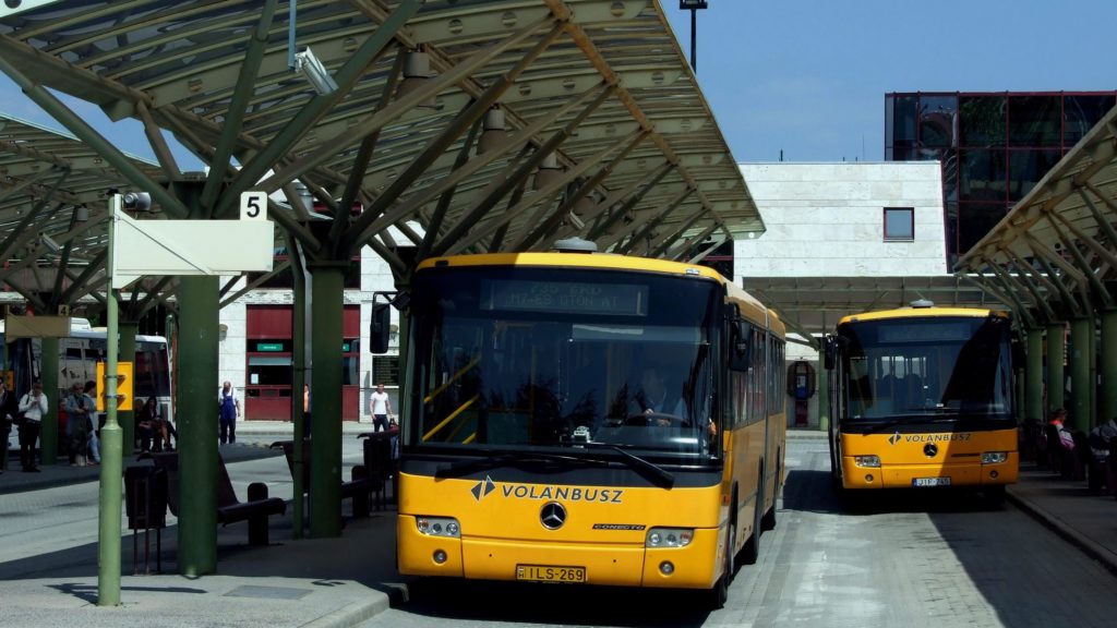 Helyközi járatokon közlekedő autóbuszok várnak indulásra Kelenföldön, az Etele téri Volán Buszpályaudvaron. 