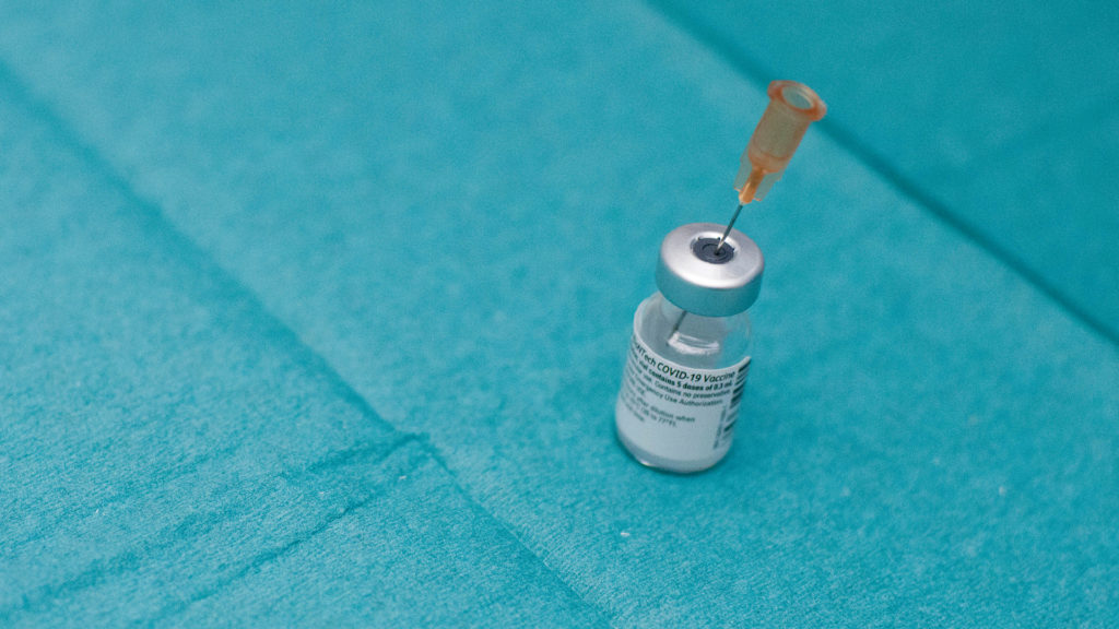 Az EU gyógyszerügynöksége szerint nincs kapcsolat a Pfizer-vakcina és a halálozások között
