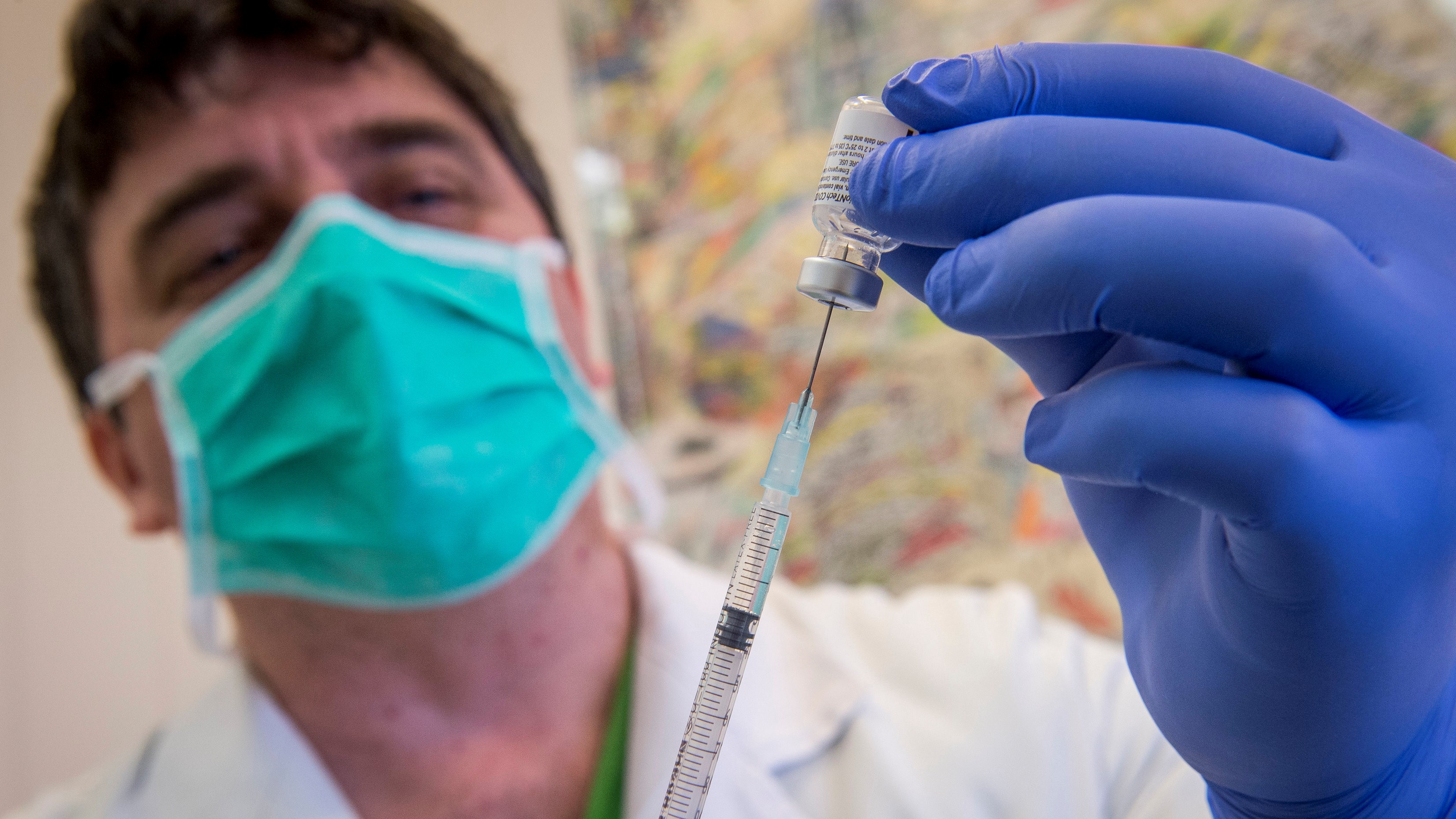 A Pfizer-BioNTech koronavírus elleni vakcináját készítik elő az oltáshoz a Bács-Kiskun Megyei Oktatókórházban Kecskeméten 2021. január 9-én