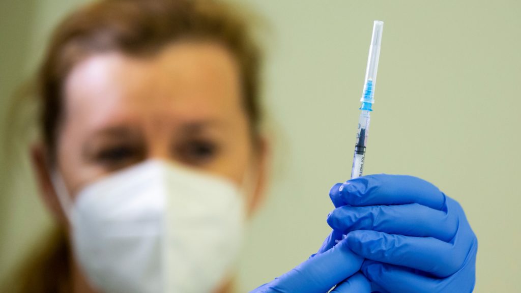 A Pfizer-BioNTech koronavírus elleni vakcináját készíti elő az oltáshoz Klenovicsné Gelencsér Ilona ápolónő a Somogy Megyei Kaposi Mór Oktató Kórházban 2021. január 10-én