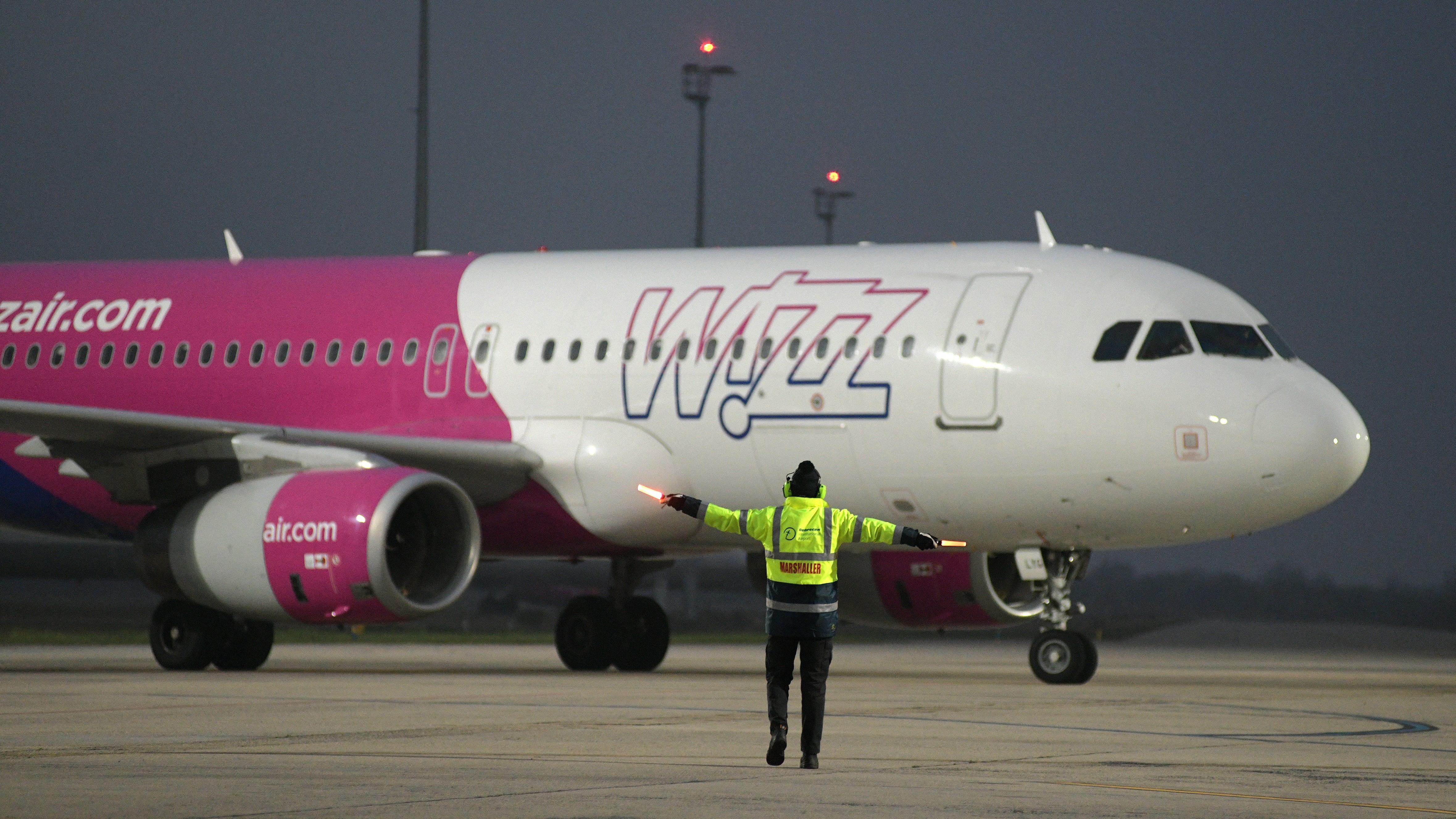 Debrecen, 2020. december 17. A Wizz Air diszkont légitársaság repülőgépe érkezik a Debreceni Nemzetközi Repülőtérerre 2020. december 17-én.