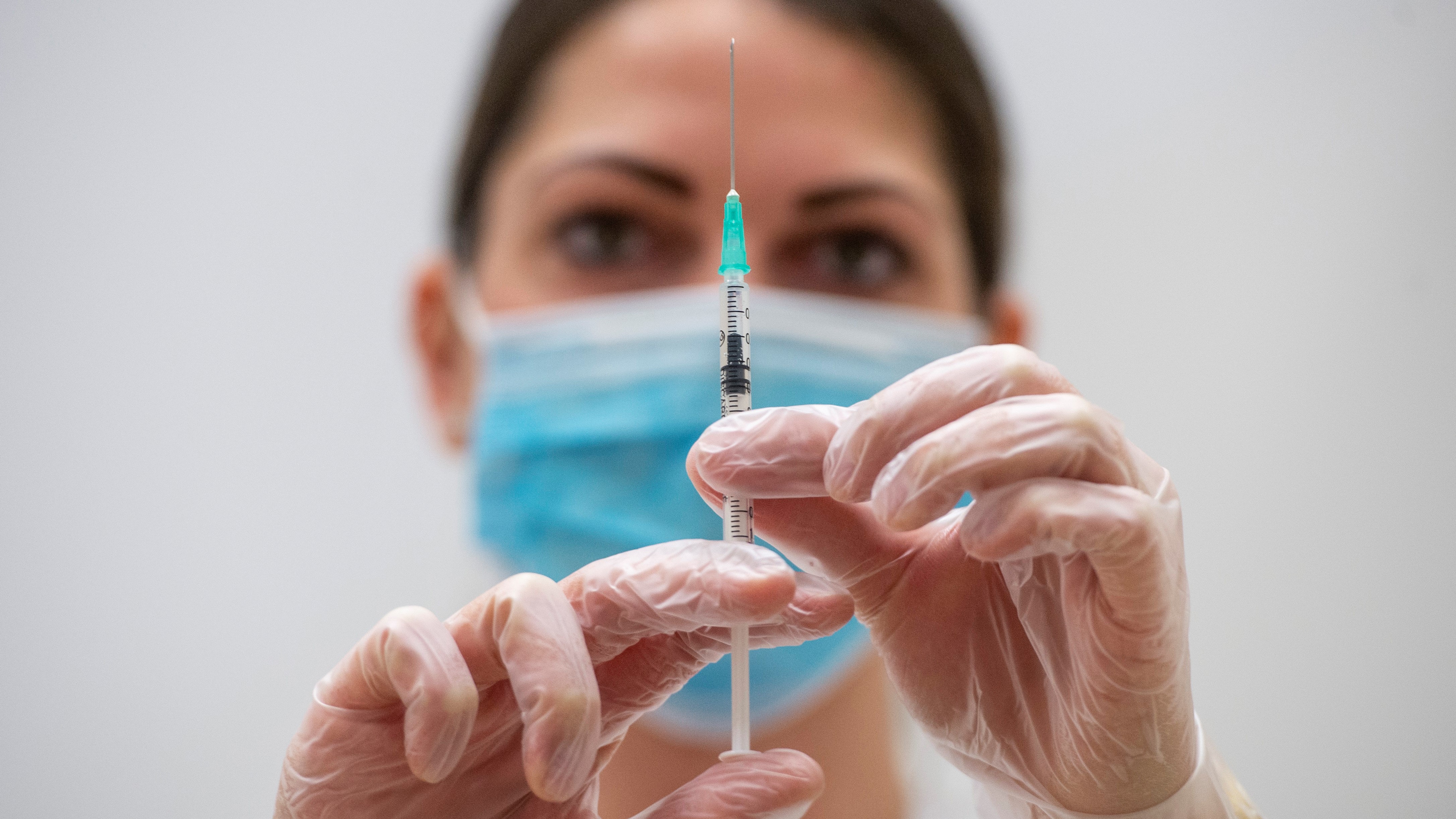 Klinikai szakápoló a Pfizer-BioNTech koronavírus elleni vakcinájával a balassagyarmati Kenessey Albert kórház oltópontján 2020. december 31-én.