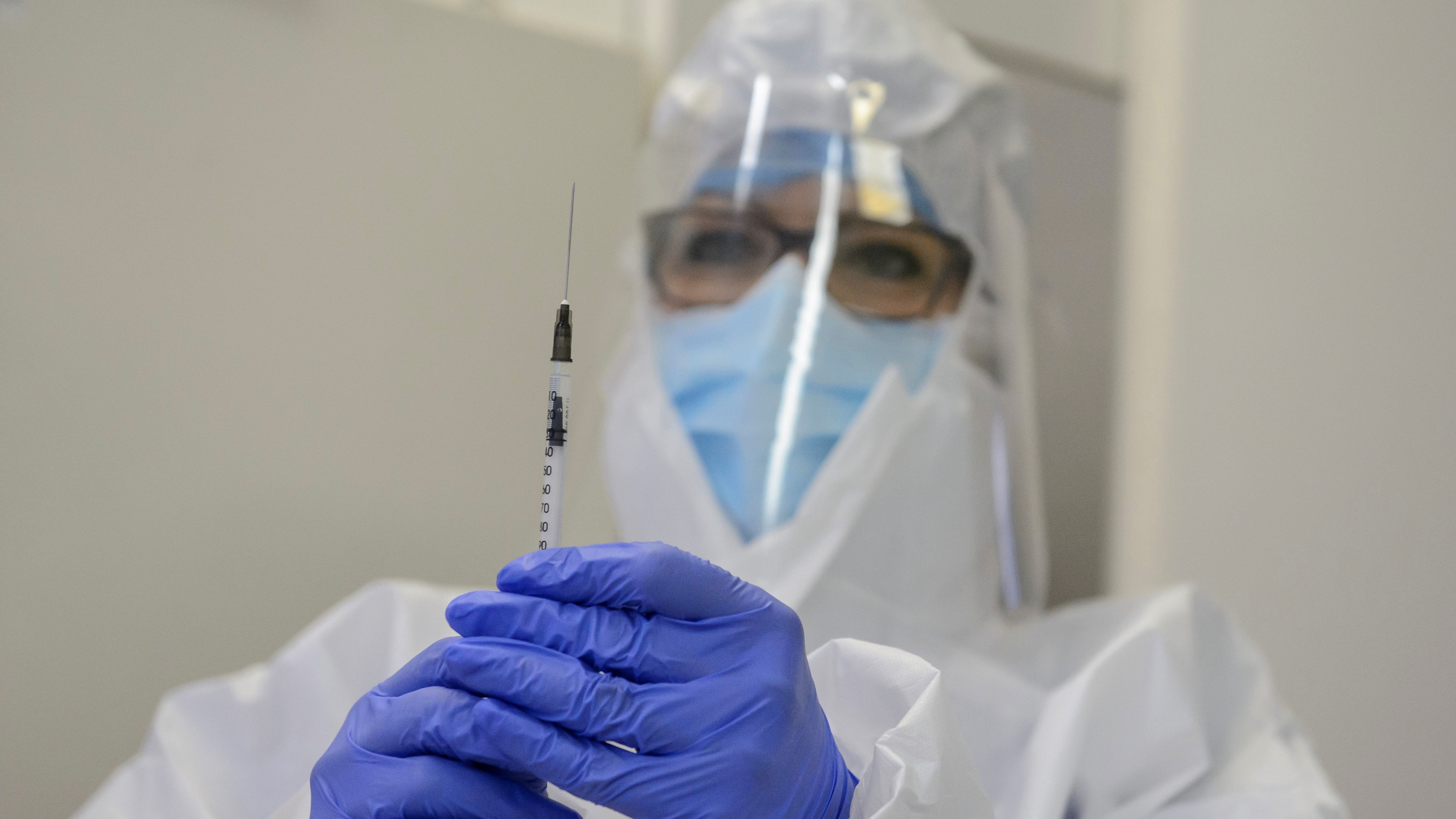 A Pfizer-BioNTech koronavírus elleni vakcináját készíti elő az oltáshoz az oltócsoport munkatársa a bátonyterenyei Nógrád Megyei Ezüstfenyő Idősek Otthonában 2020. január 10-én.