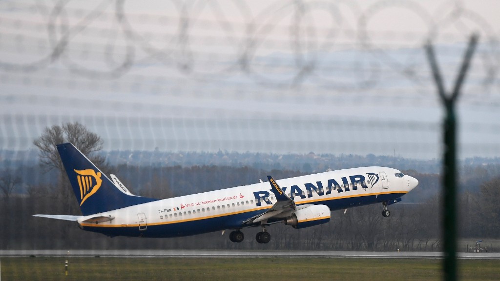 Ryanair gép felszállása a Liszt Ferenc Nemzetközi Repülőtéren (fotó: MTI/Koszticsák Szilárd)