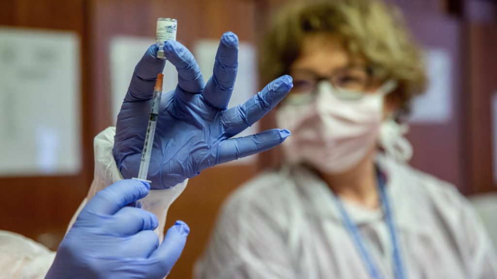 A Pfizer-BioNTech koronavírus elleni vakcináját készítik elő az oltáshoz az orosházi Platán Idősek Otthonában 2021. január 10-én. 