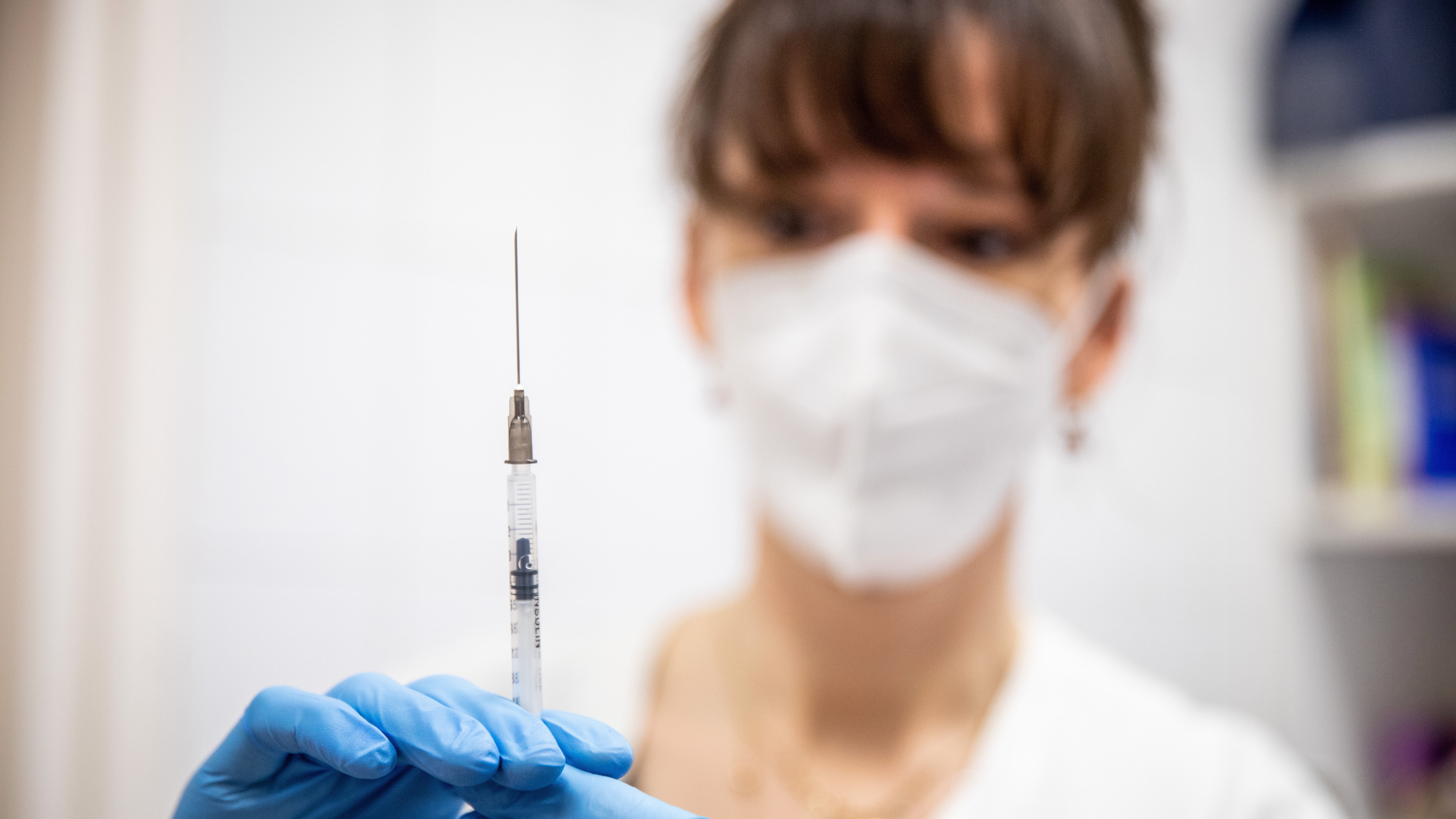 Egészségügyi dolgozó a Pfizer-BioNTech koronavírus elleni vakcináját készítik elő az oltáshoz a Szegedi Tudományegyetem Bőrgyógyászati és Allergológiai Klinikáján 2021. január 23-án.