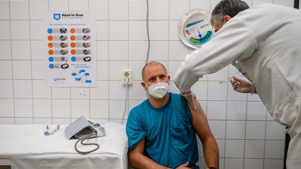 Egészségügyi dolgozót oltanak Fejér megyében a Pfizer-BioNTech vakcinájával (fotó: MTI/Vasvári Tamás)