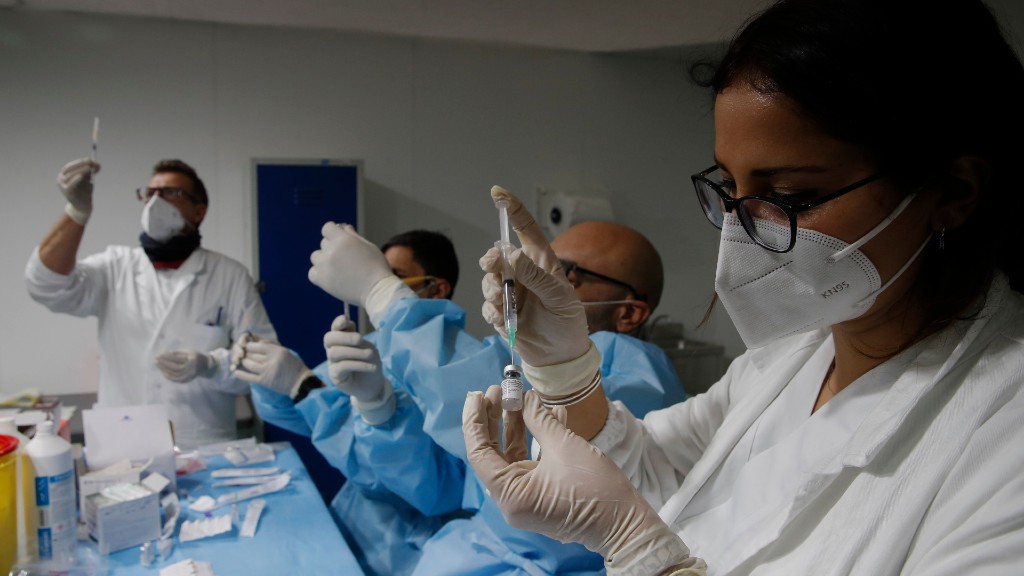 Egy nápolyi oltóközpont munkatársai koronavírus vakcinákat adagolnak az oltáshoz ((Photo by Salvatore Laporta/KONTROLAB/LightRocket via Getty Images))