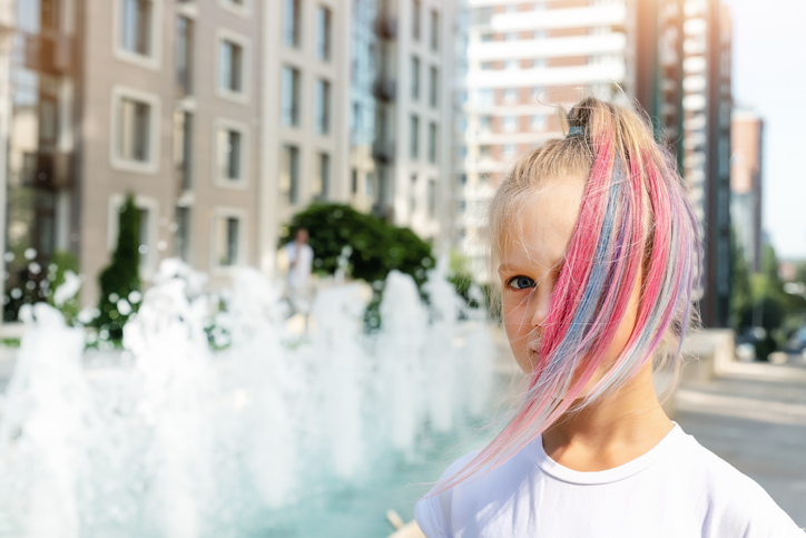 Az unikornis farsangi jelmezhez hozzátartozik a színes haj is
