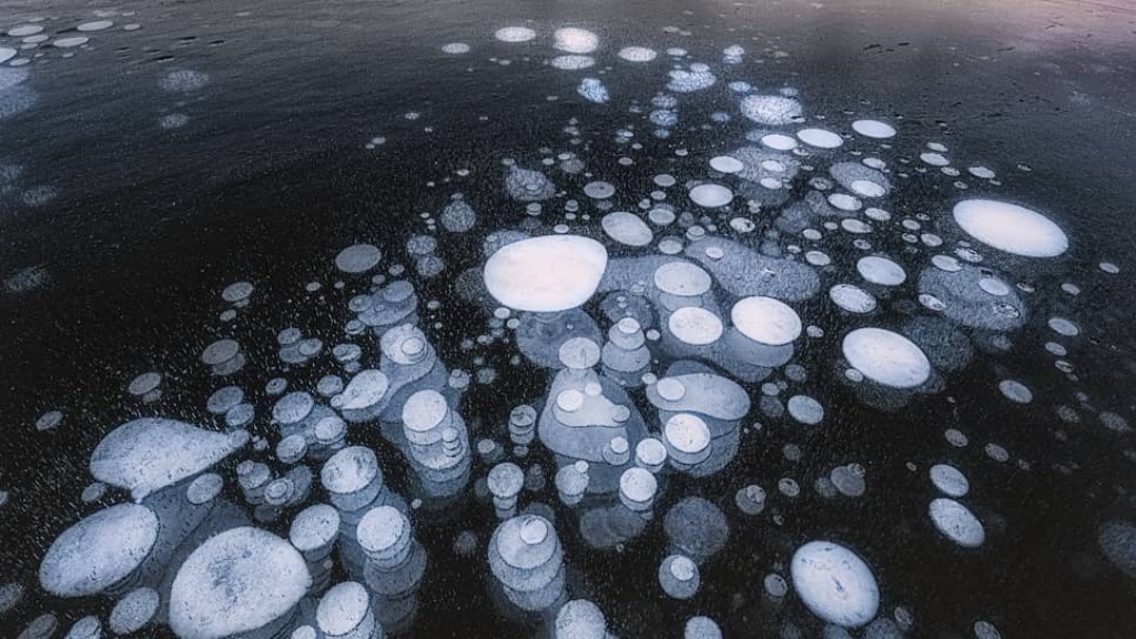 Jégbuborékok a tóban