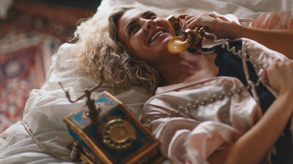 szőke nő ágyban antik telefonnal