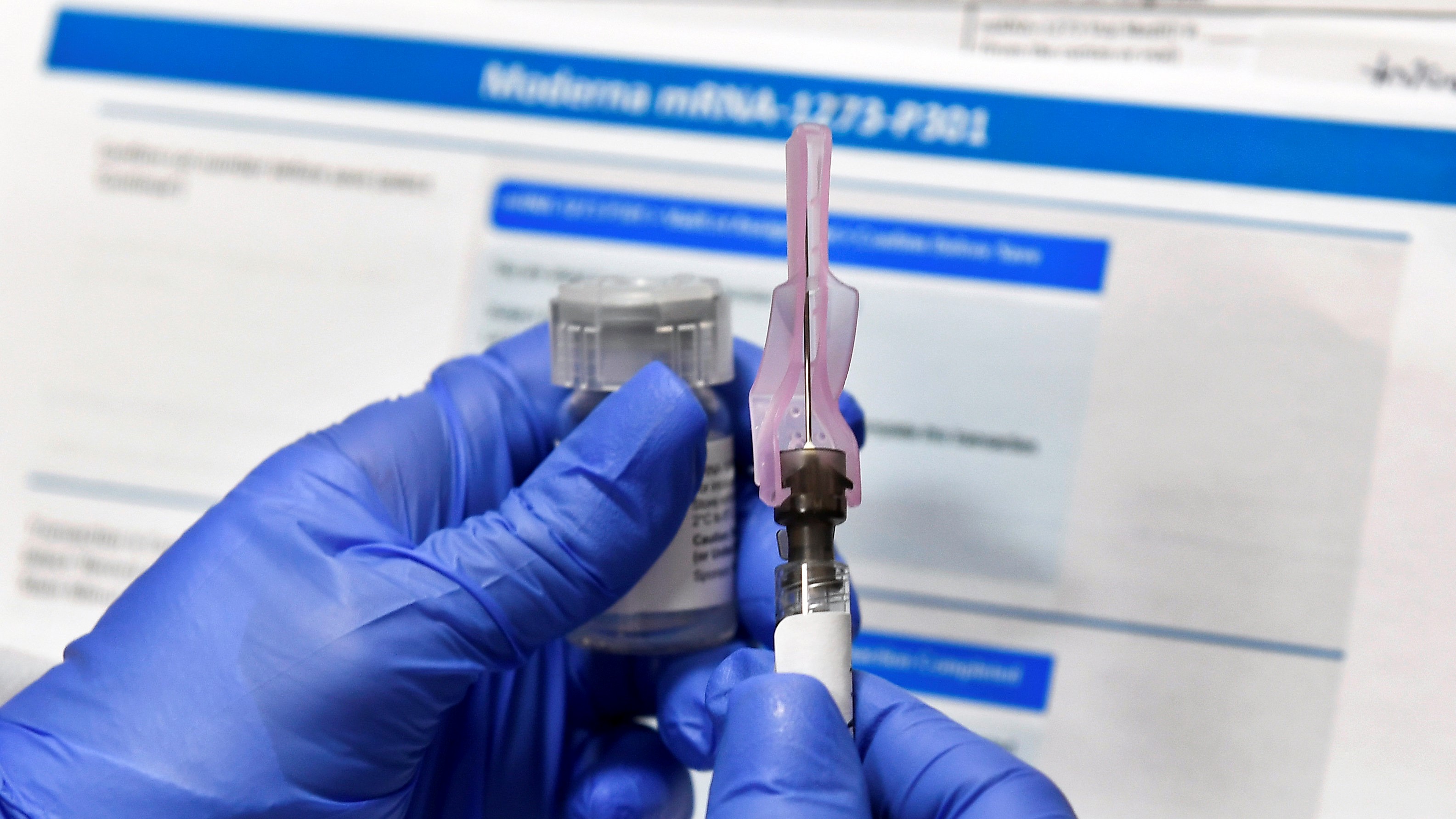 A Moderna amerikai gyógyszergyártó cég által fejlesztett koronavírus elleni vakcina beadására készül egy egészségügyi dolgozó az oltóanyag klinikai vizsgálata során a New York állambeli Binghamtonban.