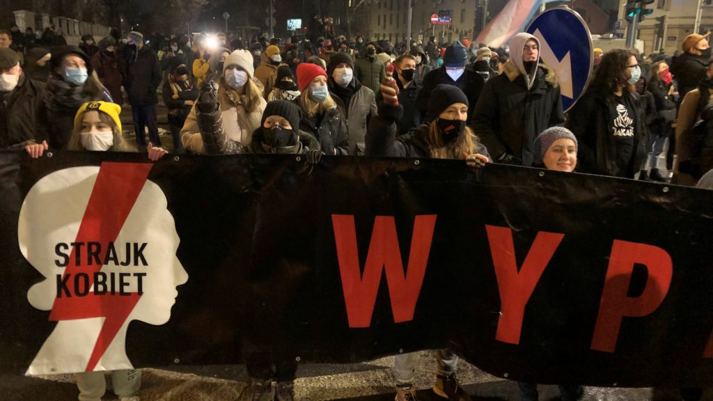 Tüntetõk tiltakoznak az abortusztörvény szigorítása ellen a Jog és Igazságosság Pártja (PiS) székháza elõtt Varsóban 2021. január 27-én. 