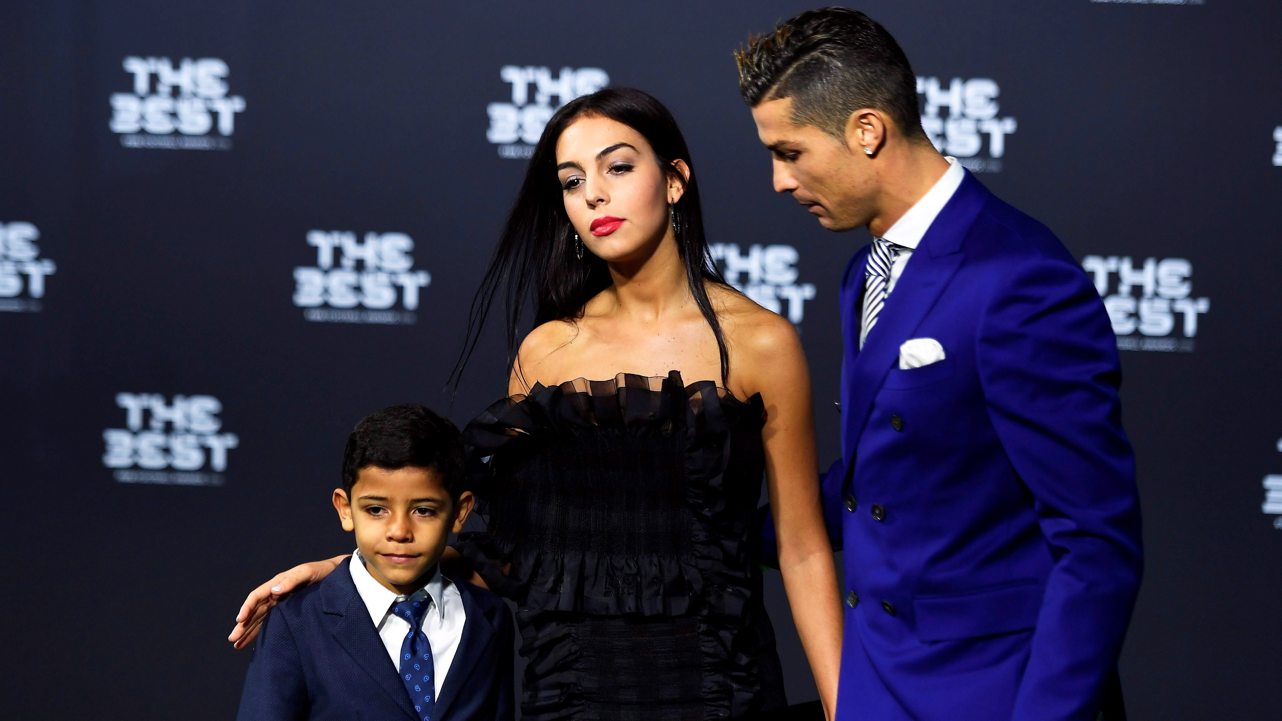 Cristiano Ronaldo, a Real Madrid spanyol labdarúgóklub portugál csatára a fia, Cristiano és a barátnője, Georgina Rodríguez társaságában a Nemzetközi Labdarúgó-szövetség, a FIFA zürichi Aranylabda-gáláján 2017. január 9-én.