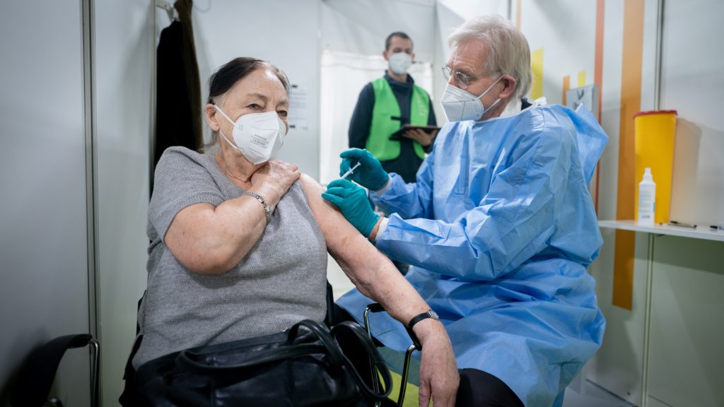 Az új koronavírus elleni vakcinák beadására a német fővárosban másodikként kialakított oltóközpontban, a berlini Erika Hess jégcsarnokban 2021. január 14-én.